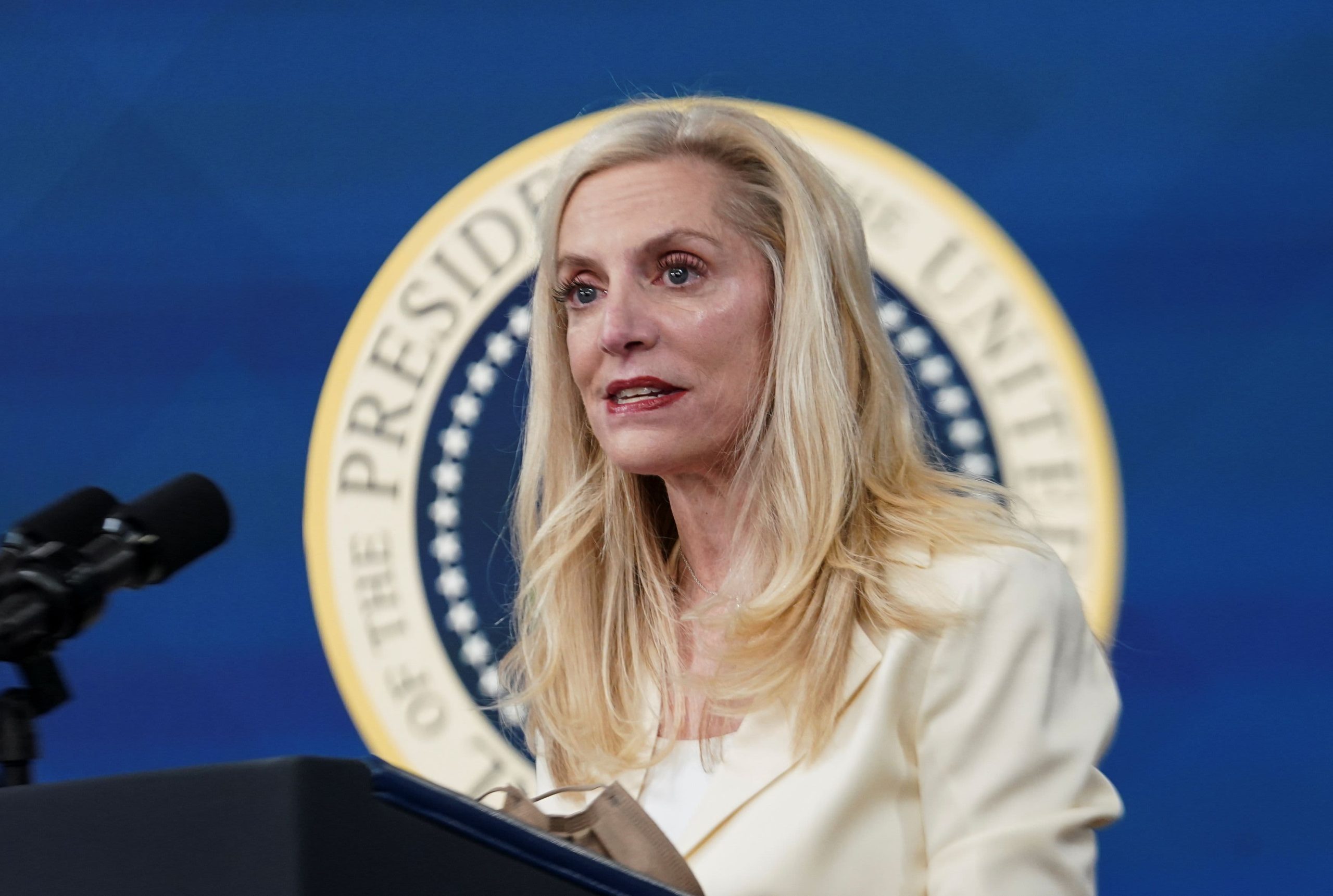 Phó Chủ tịch Fed Brainard kêu gọi quy định cụ thể về tiền điện tử