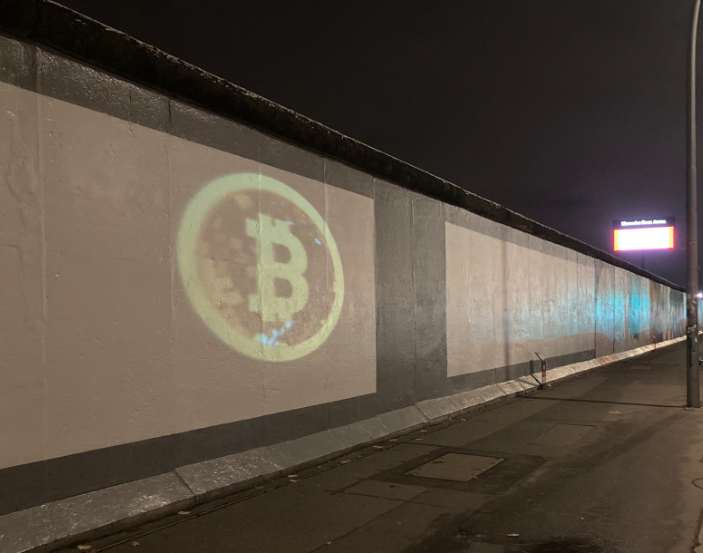 Logo BTC xuat hien tren toa nha o Berlin