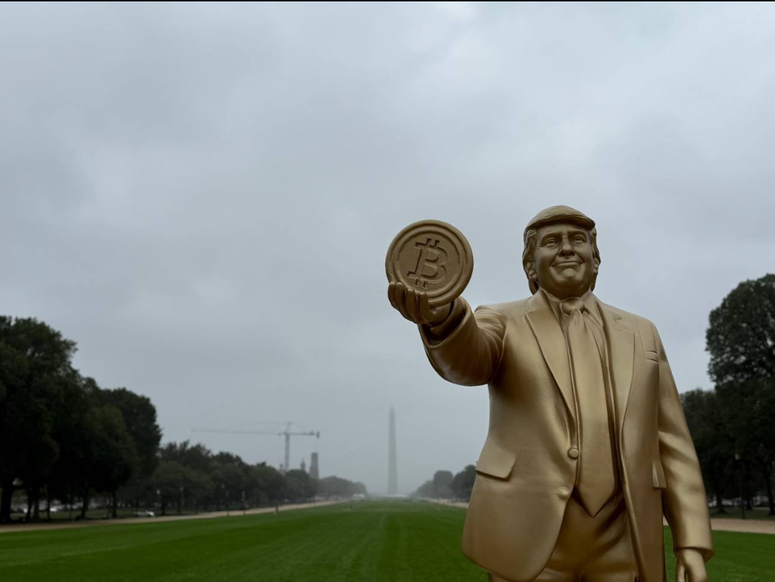 Donald Trump cầm Bitcoin 